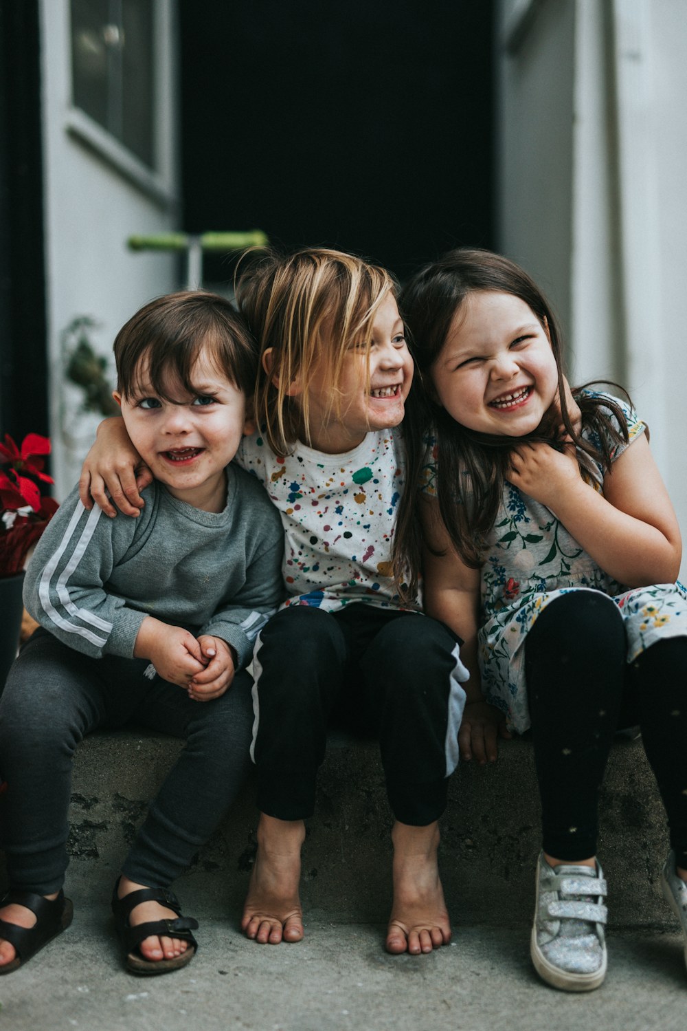 Três crianças sorrindo juntas